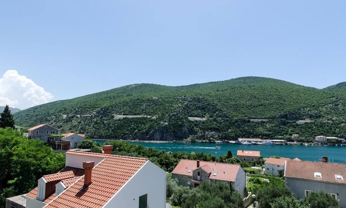 Mokosica Apartment | Apartments Peco - Four-Bedroom Apartment with Balcony and Sea View