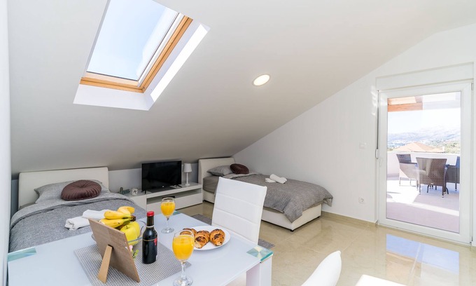 Zvekovica Apartment | Apartments Šmanjak - Comfort Studio with Balcony and City View