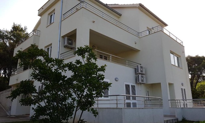 Vrboska Apartment | Apartments Villa Maslinica