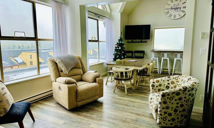 Okanagan-Similkameen Condo | Apex Mountain ~ The Mountain Lux