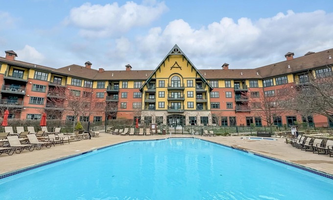 Vernon Condo | Appalachian @ Mtn Creek Pool Hot Tubs Sauna Gym Deck Mtn Front #324