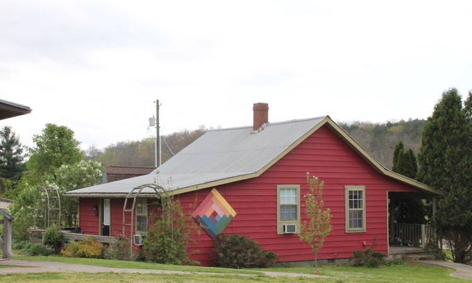 New Plymouth Cabin | Appalachian Quilt Cabin Centrally Located Within The Hocking Hills