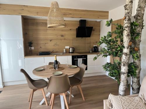 Chouzelot Apartment | Appart-hôtel n 2 calme avec vue sur la piscine, petit-déjeuner, terrasse et parking