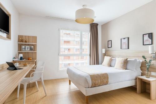 Yves Farge - Le Fleuve Apartment | Appart hôtel Q7 Lodge Lyon 7