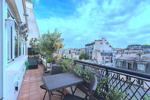 16th Arrondissement Apartment | Appart Terrasse Vue Tour Eiffel