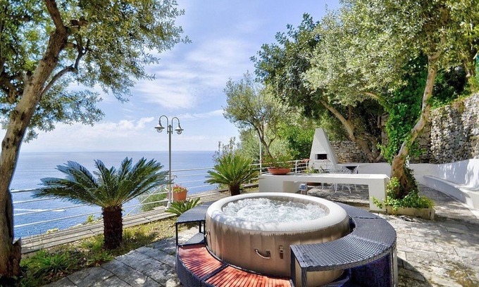 Praiano House | Appartamento Annarosa A: A pleasant and spacious apartment that covers the entire top floor of a villa built on the sloping cliff in front of the sea, with Free WI-FI.