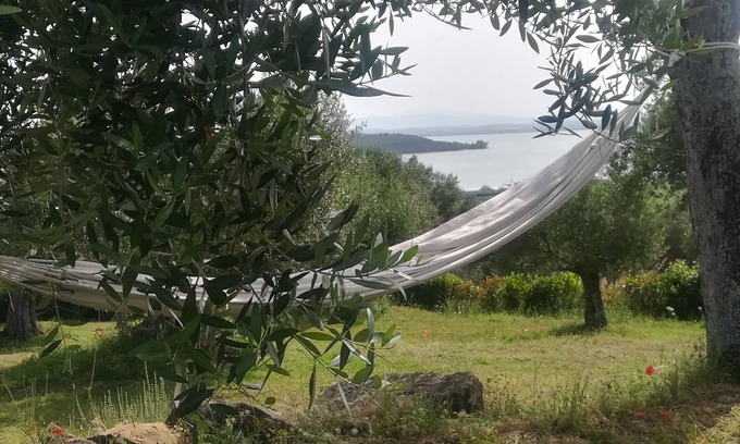 Passignano sul Trasimeno Apartment | Appartamento con due Camere da Letto e Grande Veranda sul Giardino
