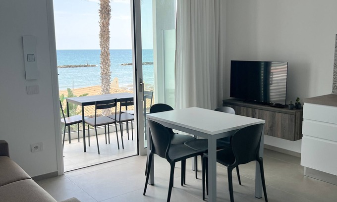 Cupra Marittima Apartment | Appartamento Fronte Mare n5, Ombrellone + due Lettini Inclusi