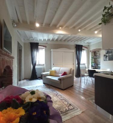 Cortona Old Town Apartment | Appartamento Io e Te Cortona centro storico - seconda doccia su romantica corte