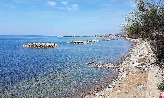 Acciaroli House | Appartamento Torre Caleo F: A charming apartment located right on the beach, with Free WI-FI.