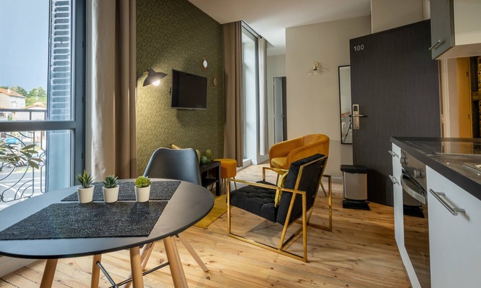 Chatel-Guyon Apartment | Appartement-2 personnes-de Luxe-SDB-Balcon
