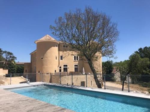 Lussan Apartment | Appartement 4 personnes dans château avec piscine