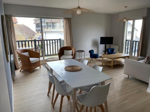 Blonville-sur-Mer Apartment | Appartement 65m2 avec balcon vues partielles mer à 150m de la plage et centre, wifi et parking privé