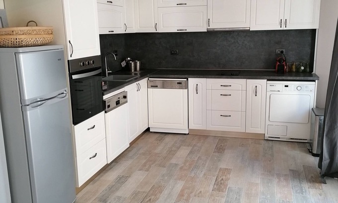 Plovdiv Center House | Appartement avec acces personel. Passez Vos vacances dan's une maison situee a quellques pas du centre et de tous les cites historiques a Plovdiv. L'appartement est bien equipe avec tous electromenagers pour passer un merveilleu week and. A 200 meters .