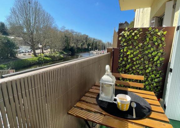 La Roche-Bernard Apartment | Appartement avec balcon et vue sur port - wifi privé - au dessus du Restaurant le Yackams