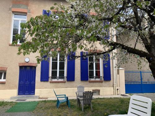 Loures-Barousse Apartment | Appartement avec jardin partagé