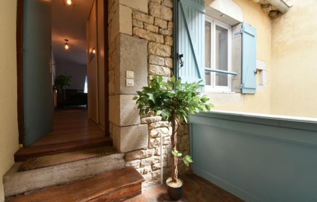 Lons-le-Saunier Apartment | Appartement BELLO , ruelle au cœur de ville, arrivée en autonomie