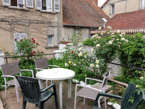 Neris-les-Bains Apartment | Appartement charmant à Néris-les-Bains - 30 m² - Jardin privé