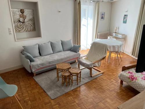 Neris-les-Bains Apartment | Appartement confortable à Néris-les-Bains avec parking gratuit