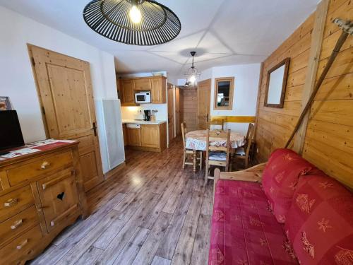 Areches Apartment | Appartement cosy, 4 personnes, 1 chambre, 1 coin montagne - MONTA06