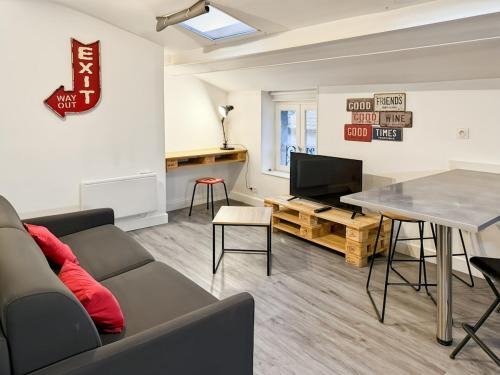 Aurillac Apartment | Appartement cosy cœur d'Aurillac, 2 lits, Wifi