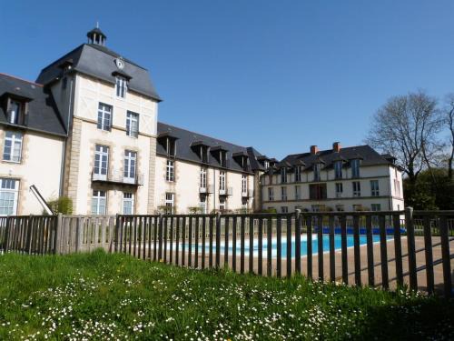 Baden Apartment | Appartement familial dans un château avec piscine chauffée, proche plages et sites du Golfe du Morbihan