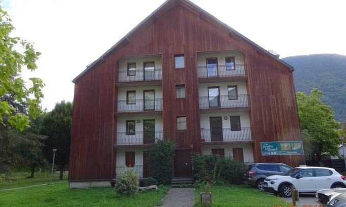 Bagneres-de-Luchon Apartment | Appartement. Dans un Parc. A 5 Minutes à Pied du Centre Ville. Idéal Curistes