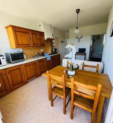Saint-Laurent-en-Grandvaux Apartment | Appartement lumineux avec piscine chauffée en saison