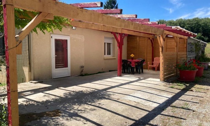 Compreignac Apartment | Appartement indépendant, terrasse couverte, rouge