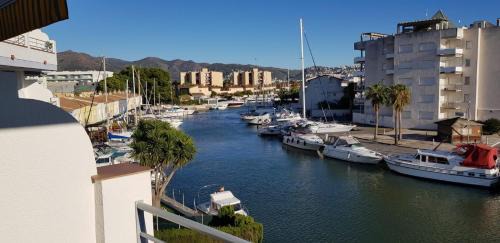 Santa Margarida Apartment | Appartement lumineux sur les canaux