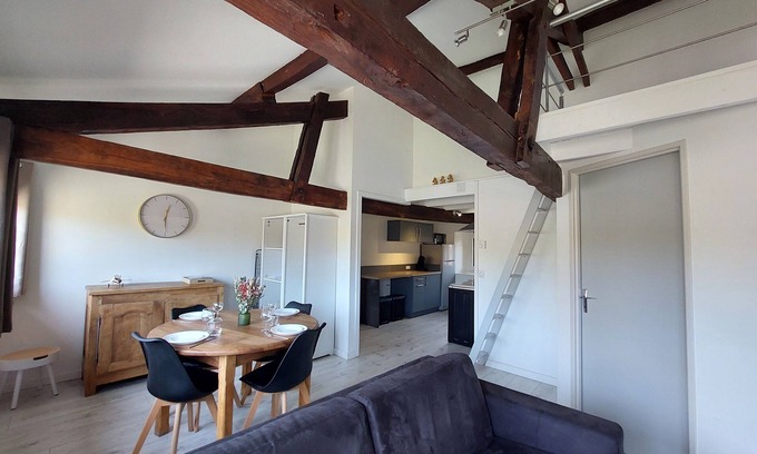 Figeac Apartment | Appartement Lumineux, vue Place Vival