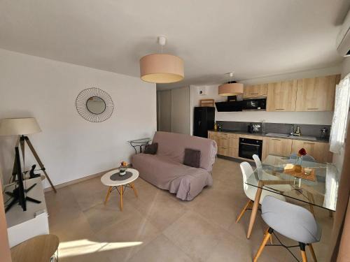 Lucciana Apartment | Appartement moderne à Lucciana avec terrasse ensoleillée.