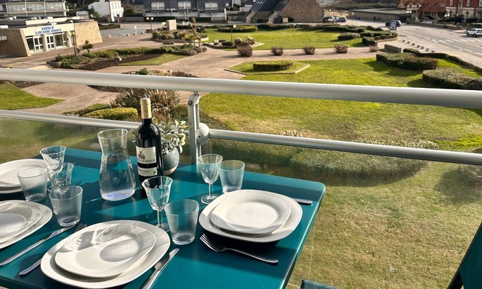 Morbihan Apartment | Appartement Rénové, vue sur Mer, à 20 Mètres de la Grande Plage de Quiberon