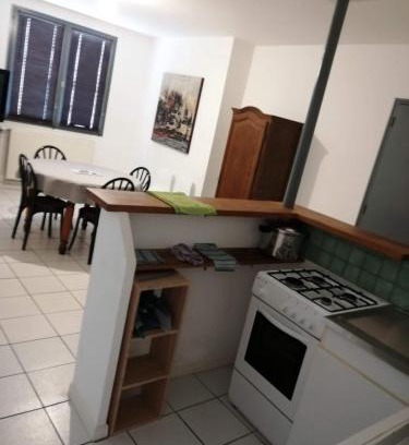 Chateau-Gontier Apartment | appartement simple entier avec cour pour 2 a 7 personnes