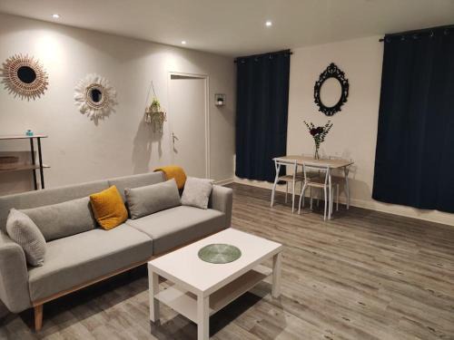Centre Deux Apartment | Appartement spacieux, hyper centre avec parking