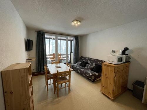 Laveissiere Apartment | Appartement T2 cabine avec balcon, face aux pistes, exposé sud, commerces à proximité - FR-1-787-29