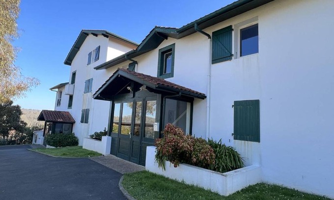 Cambo-les-Bains Apartment | Appartement T2 confortable avec terrasse sud et parking, au calme, proche commerces, petit animal accepté - FR-1-495-6