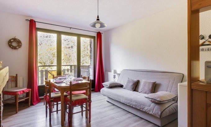 Esquieze-Sere Apartment | Appartement T3 Duplex 6 Pers. avec Cheminée et Balcon à Esquièze-Sère - FR-1-402-70