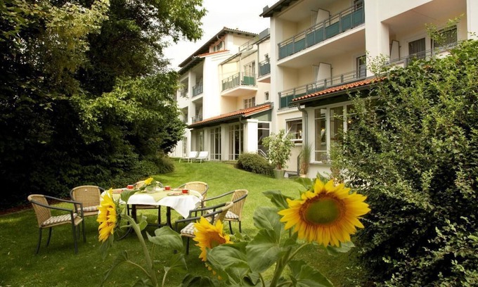 Safferstetten Apartment | Appartement | Wohlfühlzimmer mit möbliertem Balkon, umrahmt von viel "Grün"