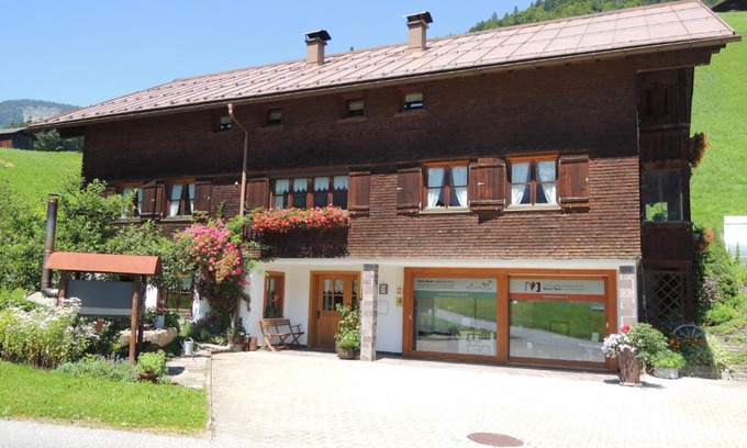 Schoppernau Apartment | Appartements Karin Mitten im Grünen