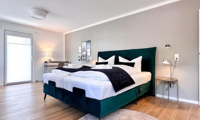 Stammheim-Mitte Apartment | Appartio: Geräumige, moderne Ferienwohnung für Gruppen/Familien