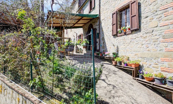 Macchino House | Appealing holiday home in Marliana (PT) with roofed terrace