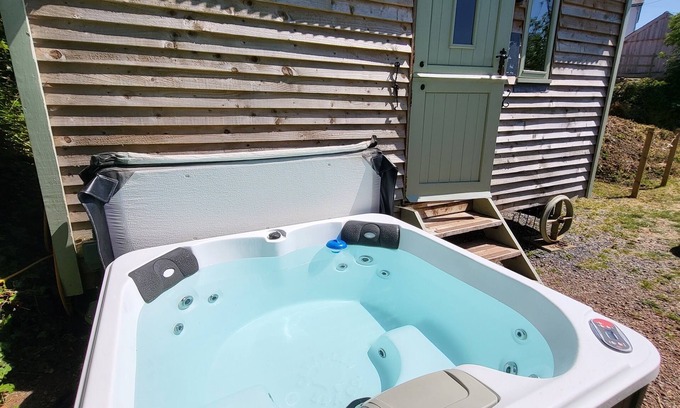 Paignton Cabin | Apple hut, romantic shepherd hut retreat with log burner, hot tub, pet friendly!