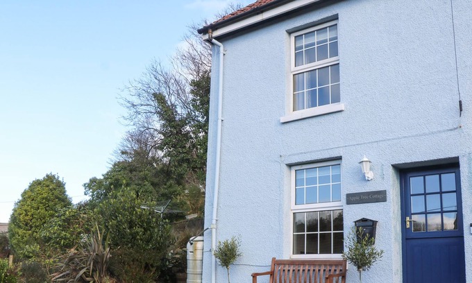 Aveton Gifford House | APPLE TREE COTTAGE, pet friendly, with open fire in Aveton Gifford