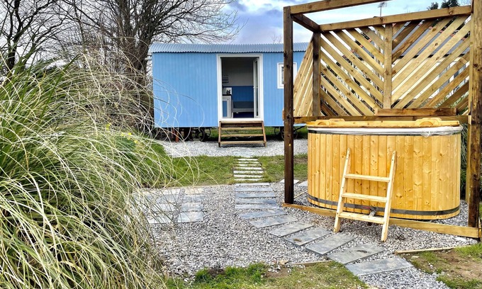 Kilgetty House | Apple Tree Hut (With Hot-Tub)