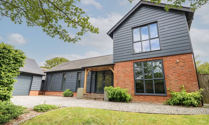 New Forest District Cottage | APPLETREE COTTAGE, pet friendly, with a garden in Fordingbridge
