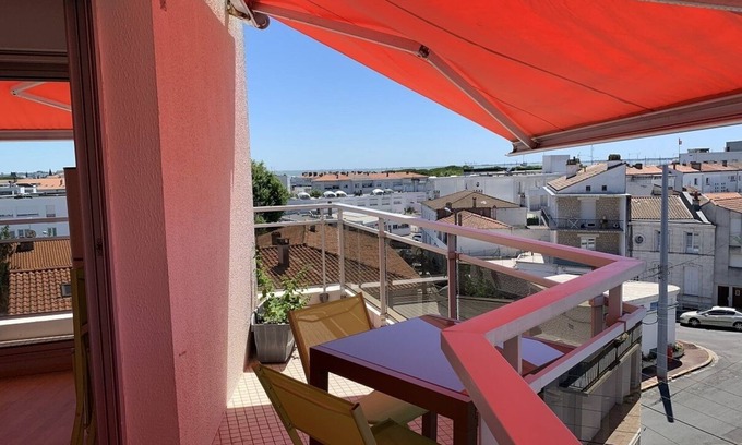 Royan Apartment | Appt 4 pers, 2 bicycles elec downtown all on foot, sea view parking, garage.