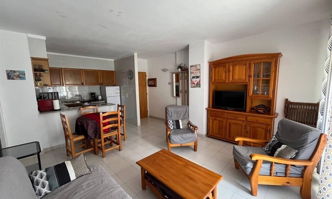 Llanca Apartment | appt 6 pers with swimming pool, beach at 200m, port at 400m and shops at 300m