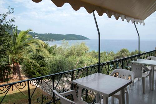 Apraos Bed & Breakfast | Apraos Bay Hotel In Kalamaki Beach, 100m from the lovely sandy beach