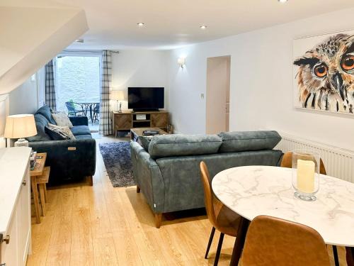 Dartmouth House | April Cottage